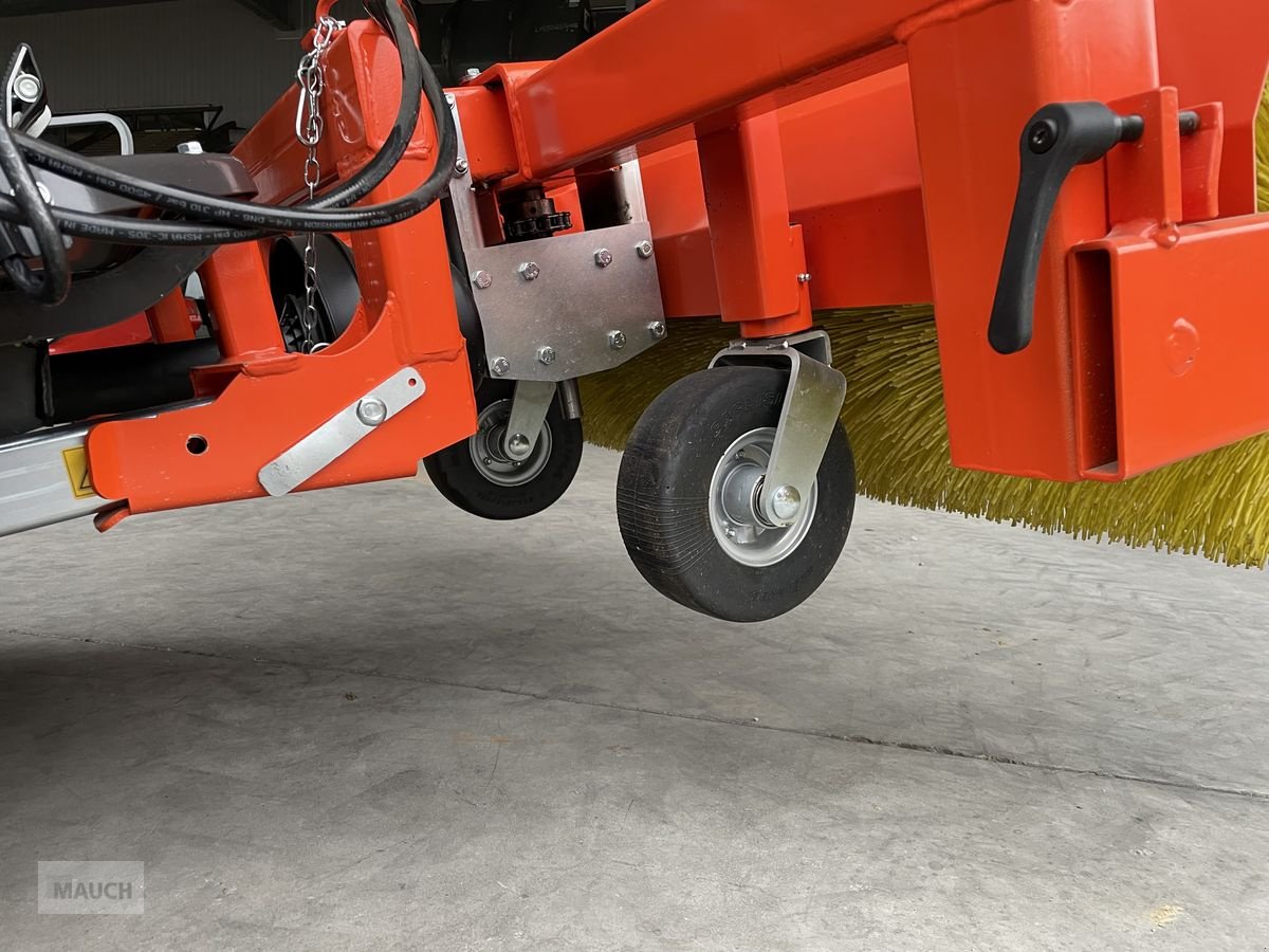 Rasentraktor des Typs Husqvarna Kehrbürste / Kehrmaschine für Dieselrider, Vorführmaschine in Burgkirchen (Bild 7)