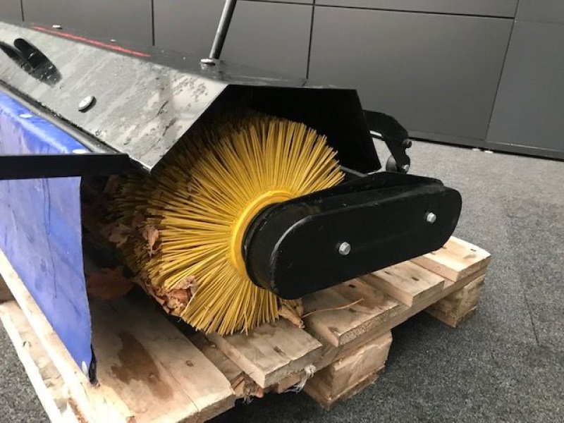 Rasentraktor des Typs Husqvarna Kehrbürste zu R316TsX AWD gebraucht, Gebrauchtmaschine in Tamsweg (Bild 7)