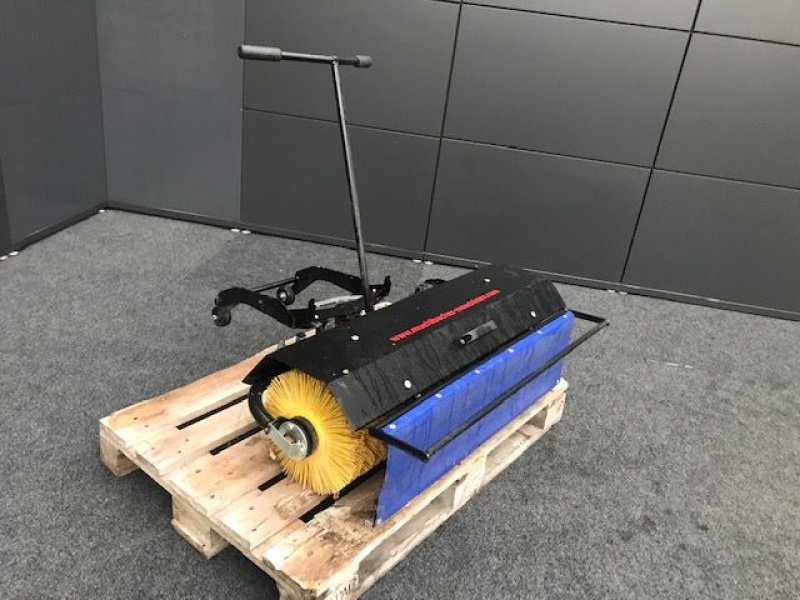 Rasentraktor des Typs Husqvarna Kehrbürste zu R316TsX AWD gebraucht, Gebrauchtmaschine in Tamsweg (Bild 1)