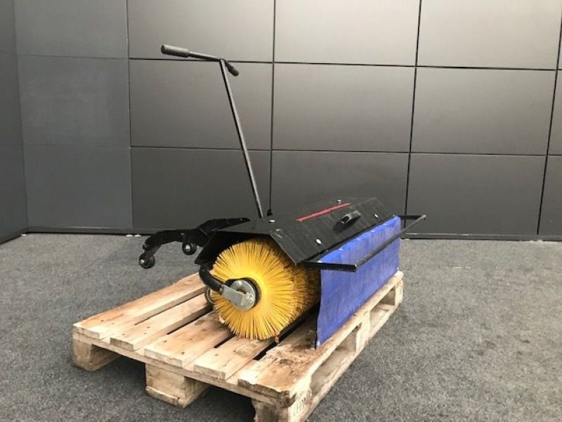 Rasentraktor des Typs Husqvarna Kehrbürste zu R316TsX AWD gebraucht, Gebrauchtmaschine in Tamsweg (Bild 3)