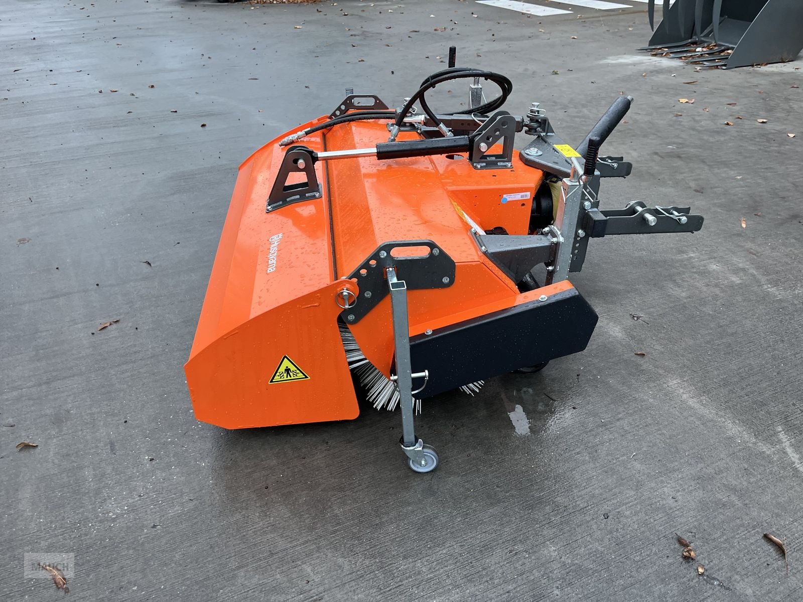 Rasentraktor des Typs Husqvarna Kehrmaschine für 500er Serie mit Sammelwanne, Vorführmaschine in Burgkirchen (Bild 13)