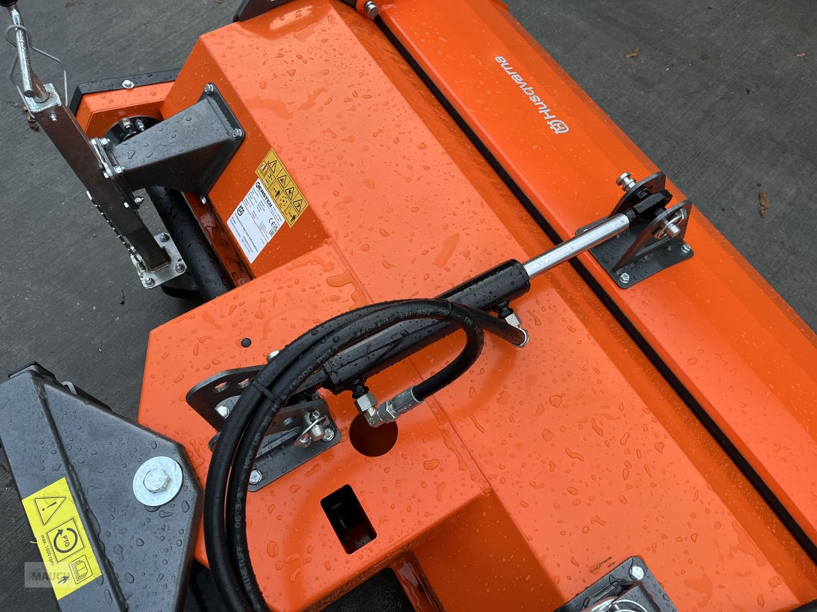 Rasentraktor des Typs Husqvarna Kehrmaschine für 500er Serie mit Sammelwanne, Vorführmaschine in Burgkirchen (Bild 5)