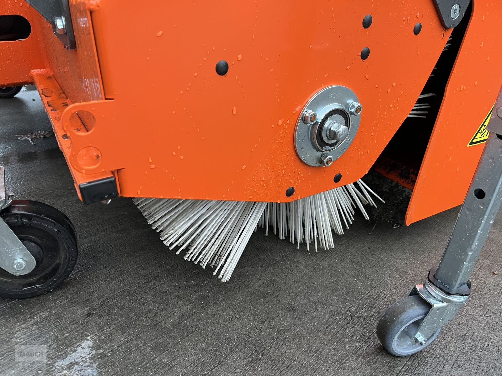 Rasentraktor des Typs Husqvarna Kehrmaschine für 500er Serie mit Sammelwanne, Vorführmaschine in Burgkirchen (Bild 7)