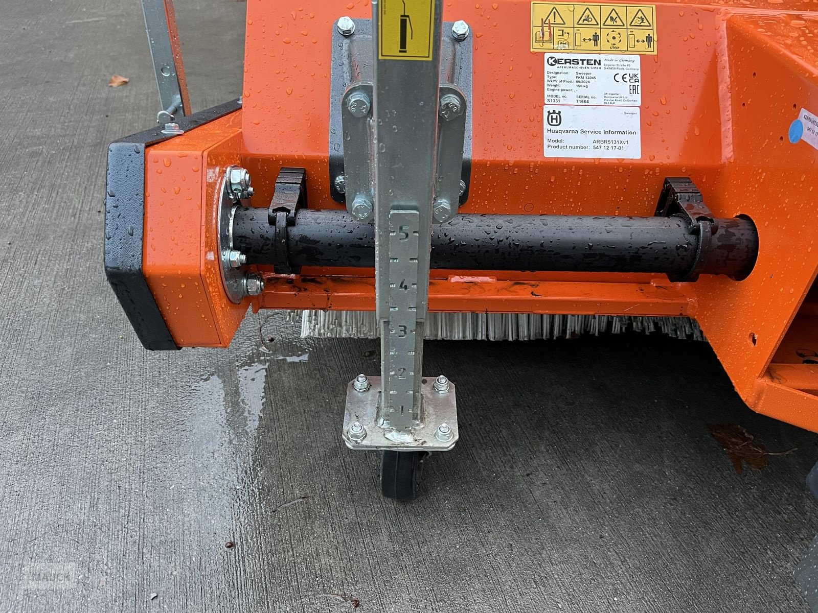 Rasentraktor des Typs Husqvarna Kehrmaschine für 500er Serie mit Sammelwanne, Vorführmaschine in Burgkirchen (Bild 3)