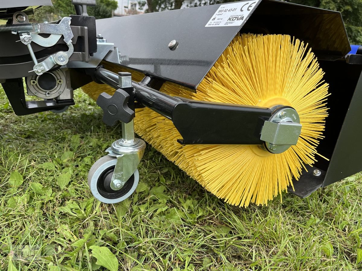 Rasentraktor des Typs Husqvarna Kehrmaschine mit Sammelwanne 300er Serie, Neumaschine in Burgkirchen (Bild 17)