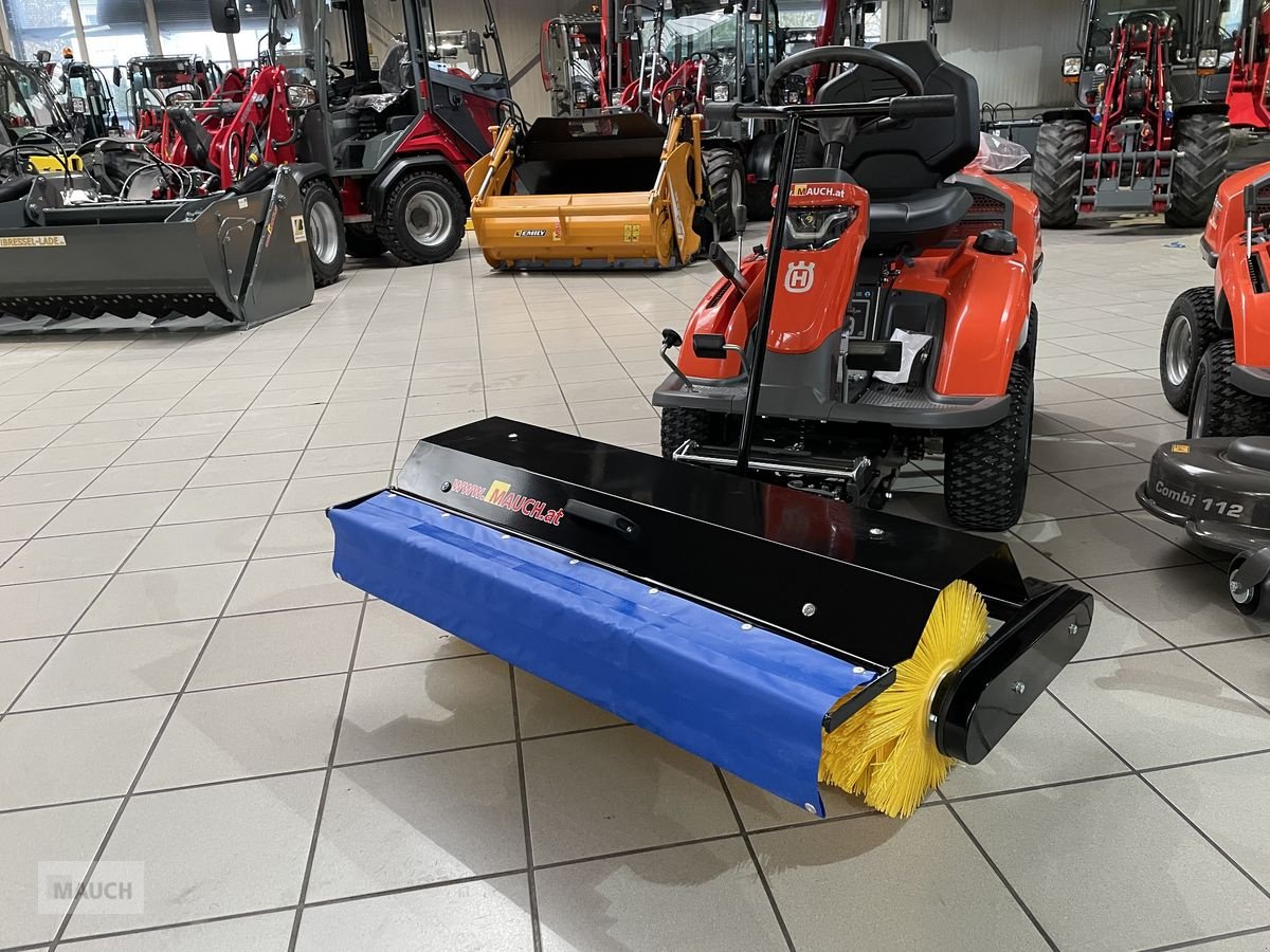 Rasentraktor des Typs Husqvarna Kehrmaschine mit Sammelwanne 300er Serie, Neumaschine in Burgkirchen (Bild 7)