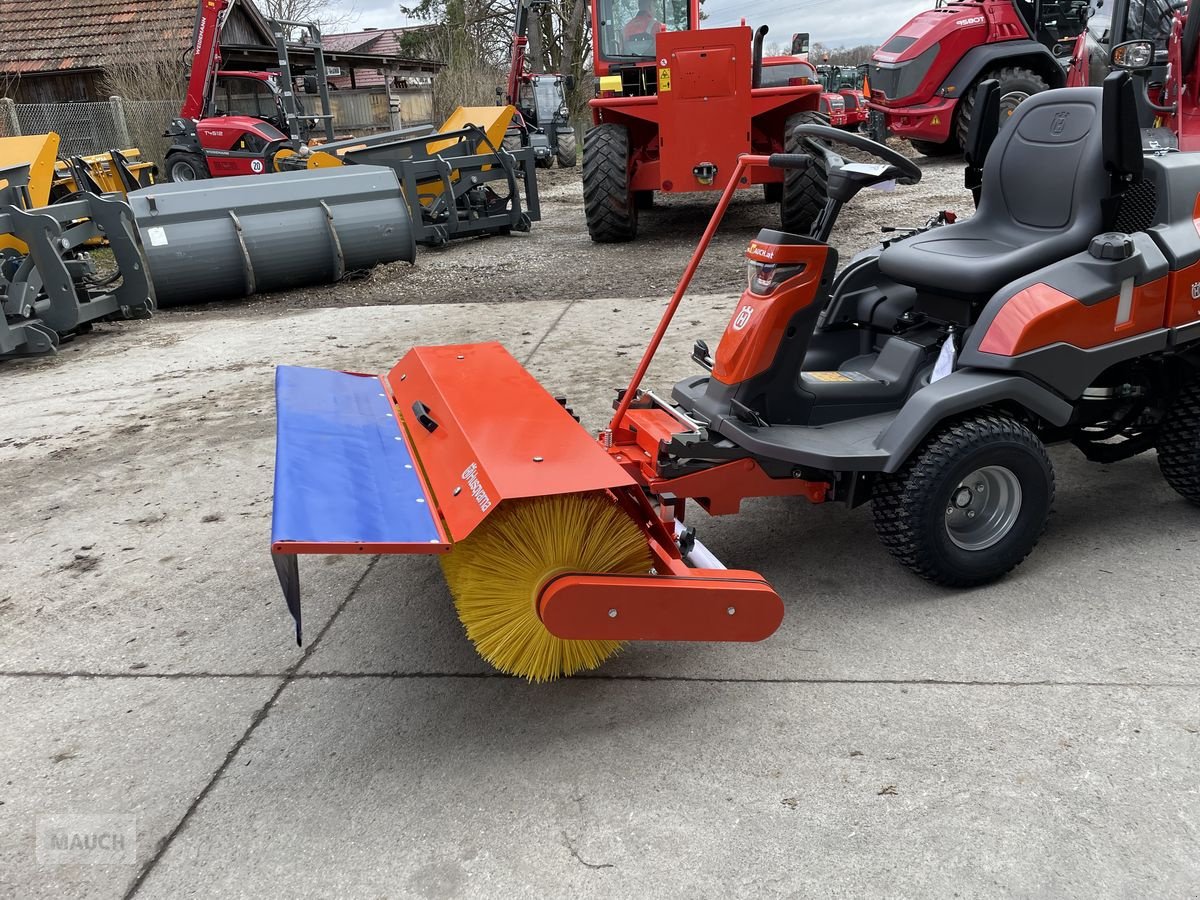 Rasentraktor des Typs Husqvarna Kehrmaschine mit Sammelwanne 400er Serie, Neumaschine in Burgkirchen (Bild 9)