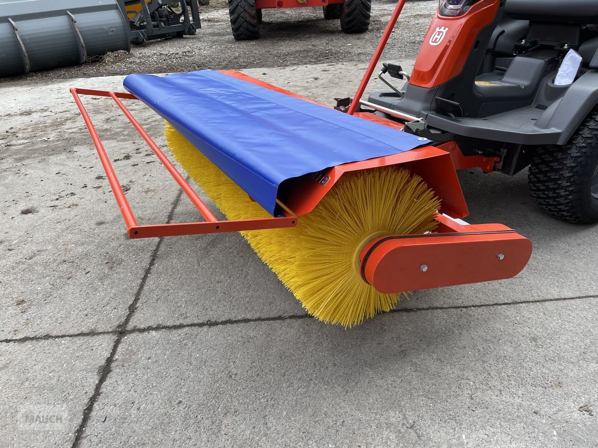 Rasentraktor des Typs Husqvarna Kehrmaschine mit Sammelwanne 400er Serie, Neumaschine in Burgkirchen (Bild 12)