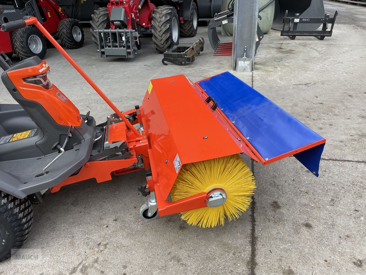 Rasentraktor des Typs Husqvarna Kehrmaschine mit Sammelwanne 400er Serie, Neumaschine in Burgkirchen (Bild 10)