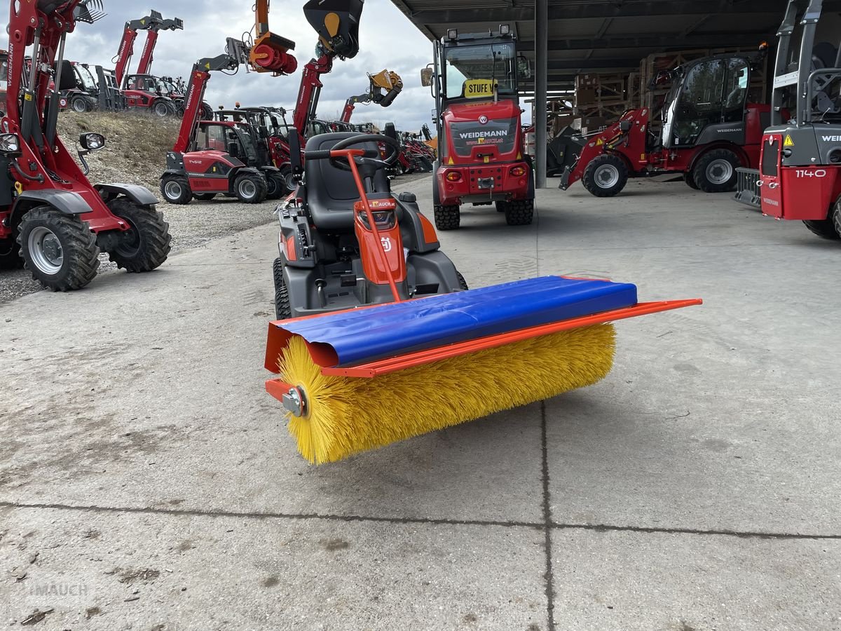 Rasentraktor des Typs Husqvarna Kehrmaschine mit Sammelwanne 400er Serie, Neumaschine in Burgkirchen (Bild 17)