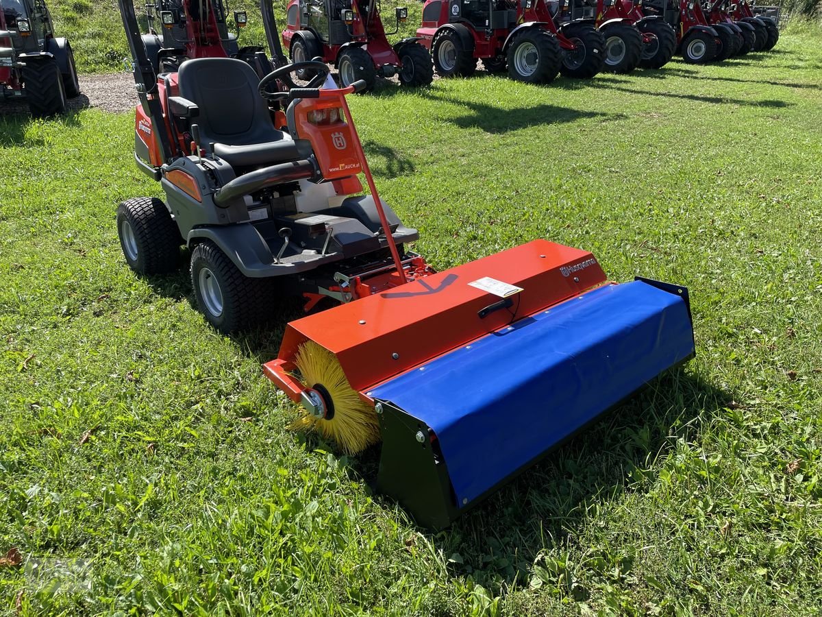 Rasentraktor des Typs Husqvarna Kehrmaschine mit Sammelwanne 500er Serie, Neumaschine in Burgkirchen (Bild 10)