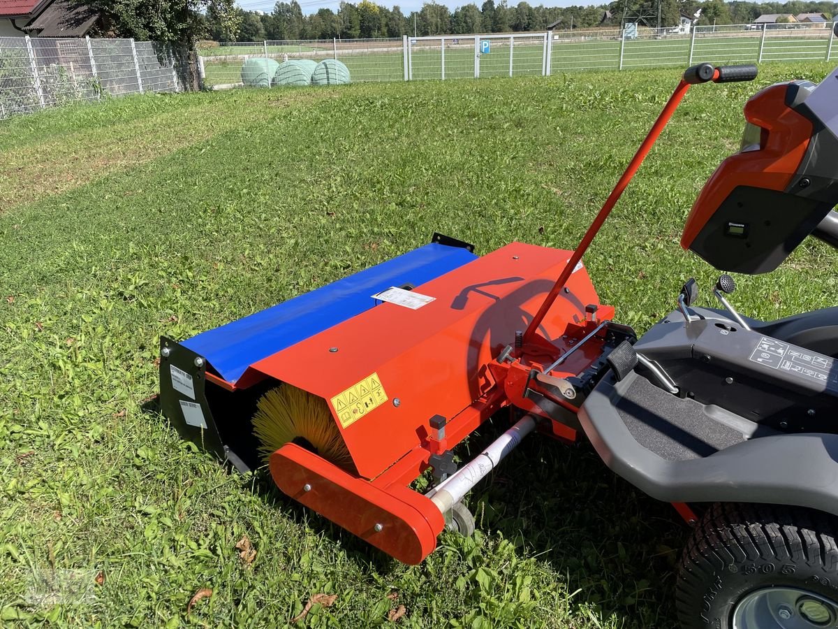 Rasentraktor des Typs Husqvarna Kehrmaschine mit Sammelwanne 500er Serie, Neumaschine in Burgkirchen (Bild 4)