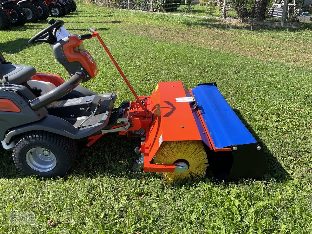 Rasentraktor des Typs Husqvarna Kehrmaschine mit Sammelwanne 500er Serie, Neumaschine in Burgkirchen (Bild 9)