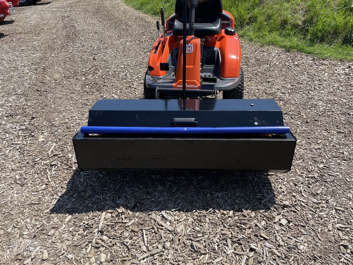 Rasentraktor des Typs Husqvarna Kehrmaschine mit Sammelwanne für 200er Serie, Neumaschine in Burgkirchen (Bild 9)