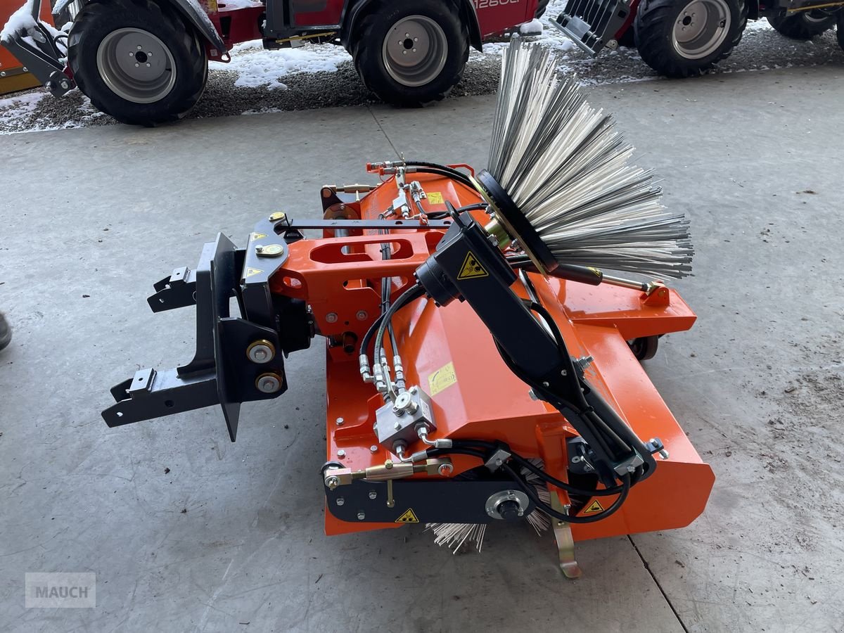 Rasentraktor des Typs Husqvarna Kehrmaschine mit Sammelwanne und Seitenbesen, Neumaschine in Burgkirchen (Bild 5)