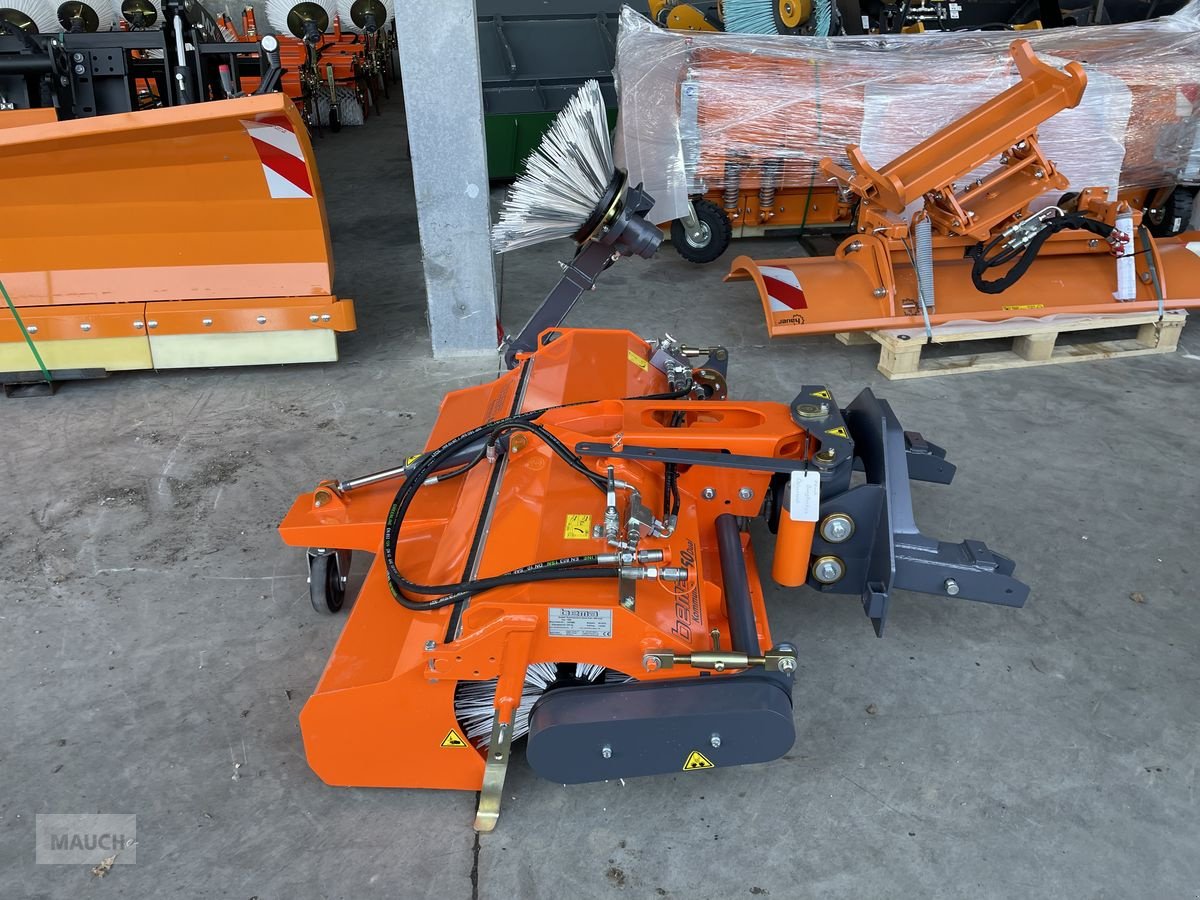 Rasentraktor des Typs Husqvarna Kehrmaschine mit Sammelwanne und Seitenbesen, Neumaschine in Burgkirchen (Bild 10)