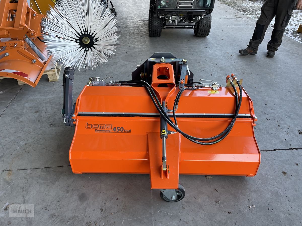 Rasentraktor des Typs Husqvarna Kehrmaschine mit Sammelwanne und Seitenbesen, Neumaschine in Burgkirchen (Bild 8)