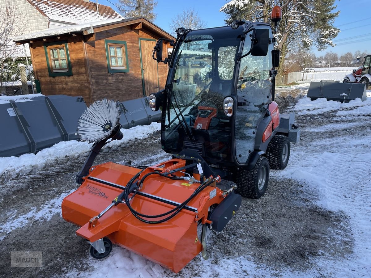 Rasentraktor des Typs Husqvarna Kehrmaschine mit Sammelwanne und Seitenbesen, Neumaschine in Burgkirchen (Bild 1)