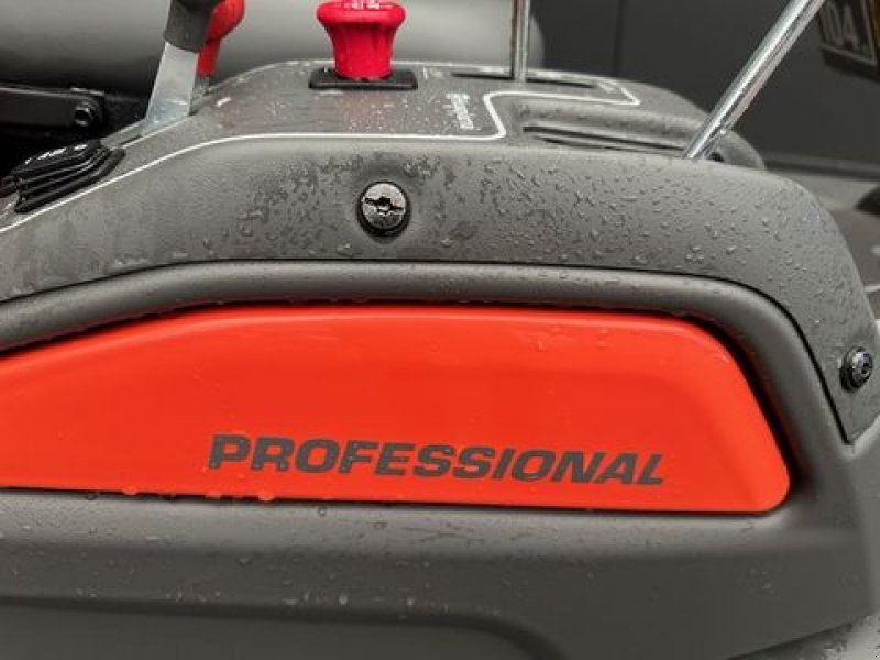 Rasentraktor des Typs Husqvarna Kommunalrider P524 mit 122cm Mähdeck 18,9PS, Neumaschine in Tamsweg (Bild 4)