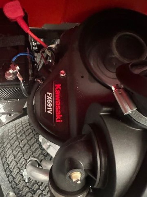 Rasentraktor des Typs Husqvarna Kommunalrider P524 mit 122cm Mähdeck 18,9PS, Neumaschine in Tamsweg (Bild 12)