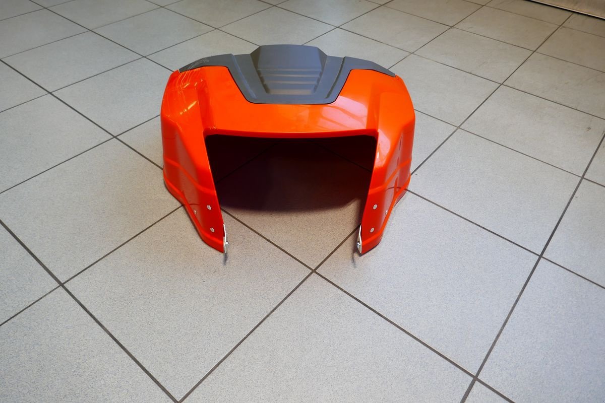 Rasentraktor des Typs Husqvarna Motorhaube, Gebrauchtmaschine in Villach (Bild 3)