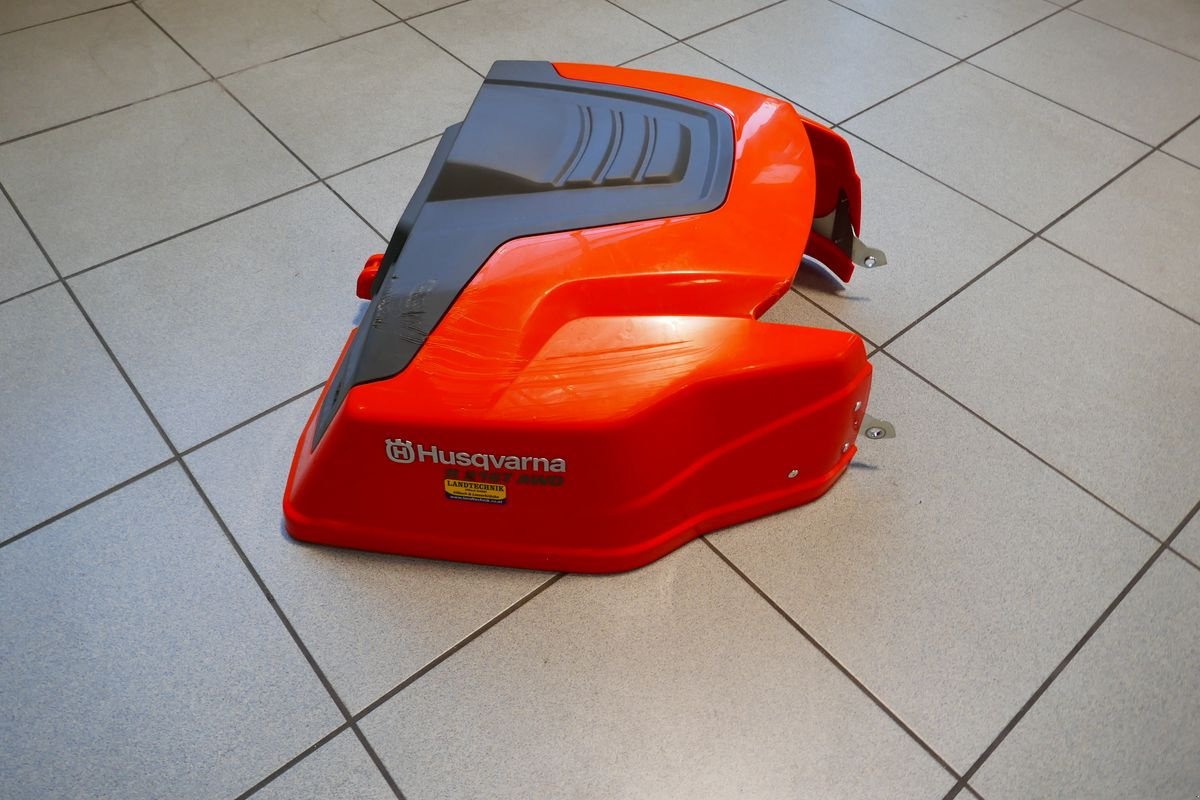 Rasentraktor des Typs Husqvarna Motorhaube, Gebrauchtmaschine in Villach (Bild 1)