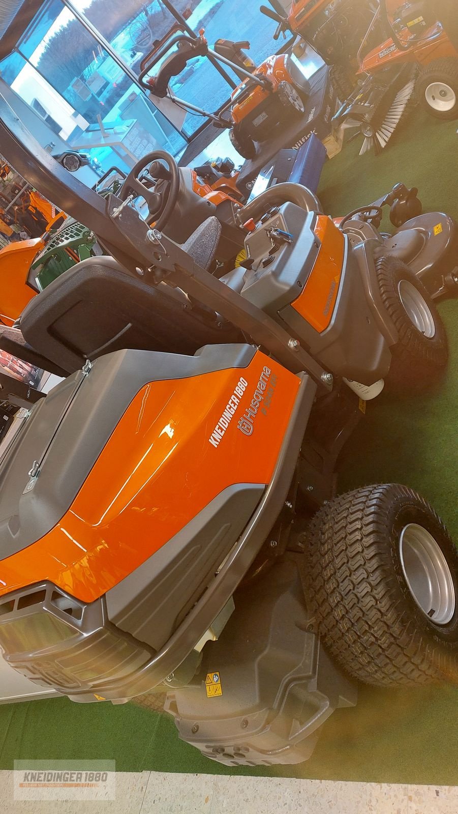 Rasentraktor of the type Husqvarna P 524X EFI, Neumaschine in Altenfelden (Picture 3)