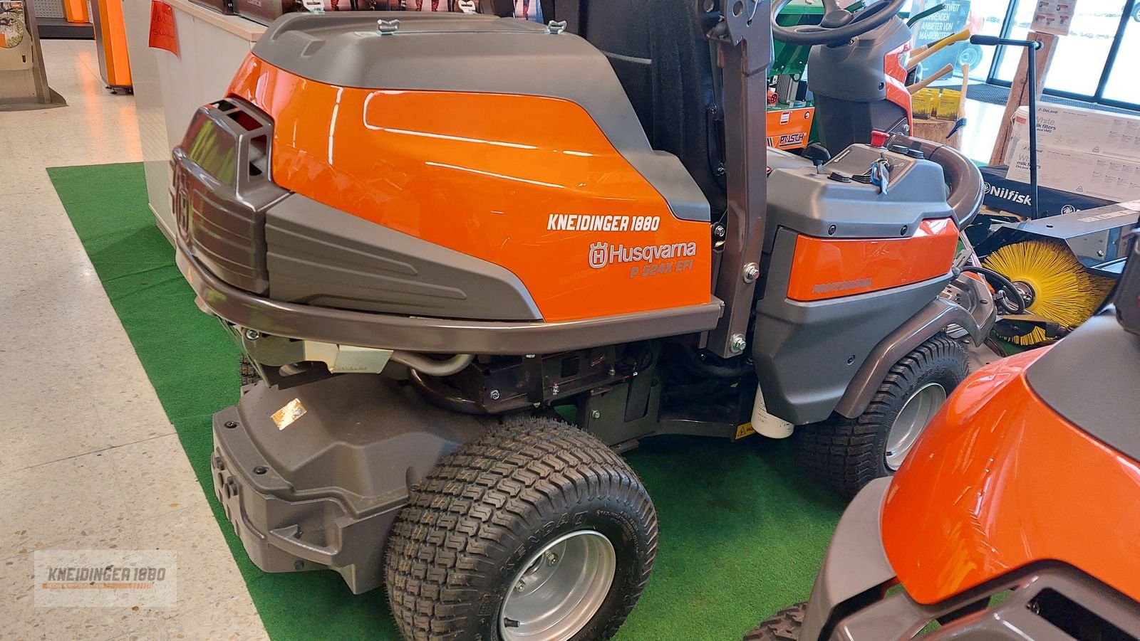 Rasentraktor des Typs Husqvarna P 524X EFI, Neumaschine in Altenfelden (Bild 2)