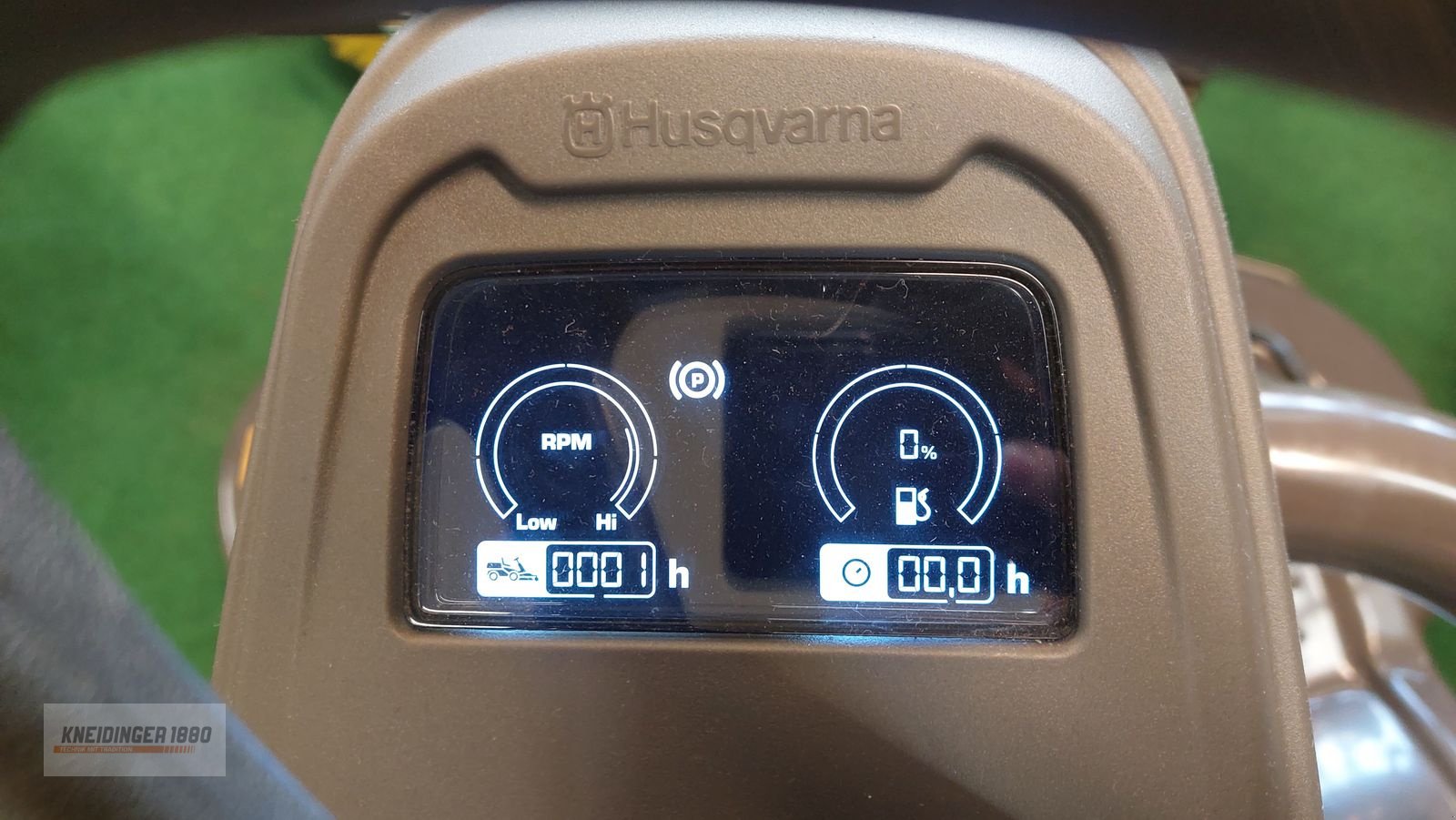 Rasentraktor of the type Husqvarna P 524X EFI, Neumaschine in Altenfelden (Picture 4)