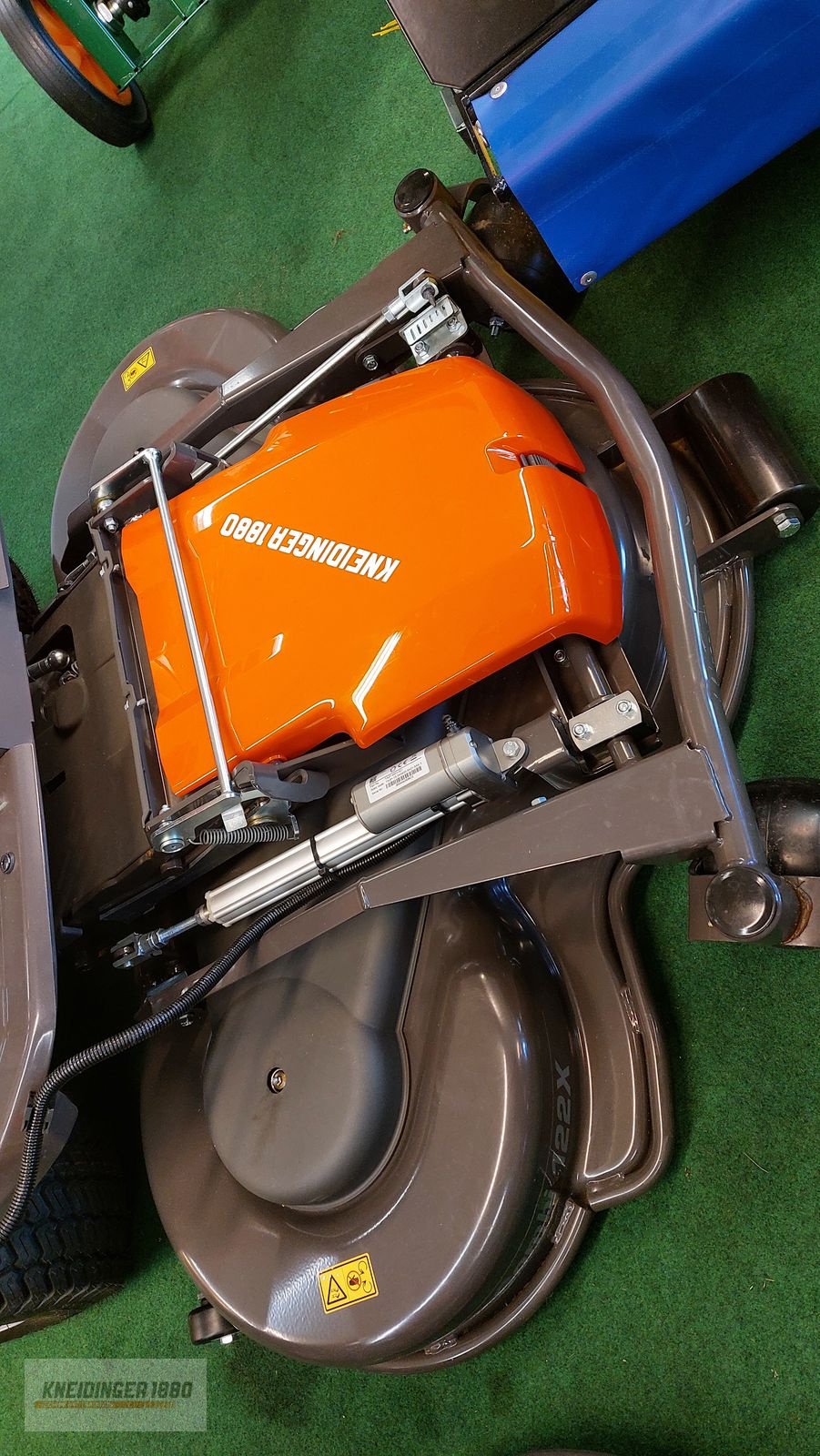 Rasentraktor of the type Husqvarna P 524X EFI, Neumaschine in Altenfelden (Picture 5)
