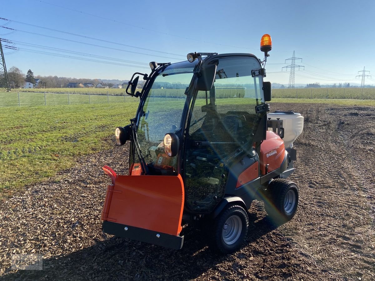 Rasentraktor des Typs Husqvarna P 525DX Kabine mit Winterausrüstung, Neumaschine in Burgkirchen (Bild 18)