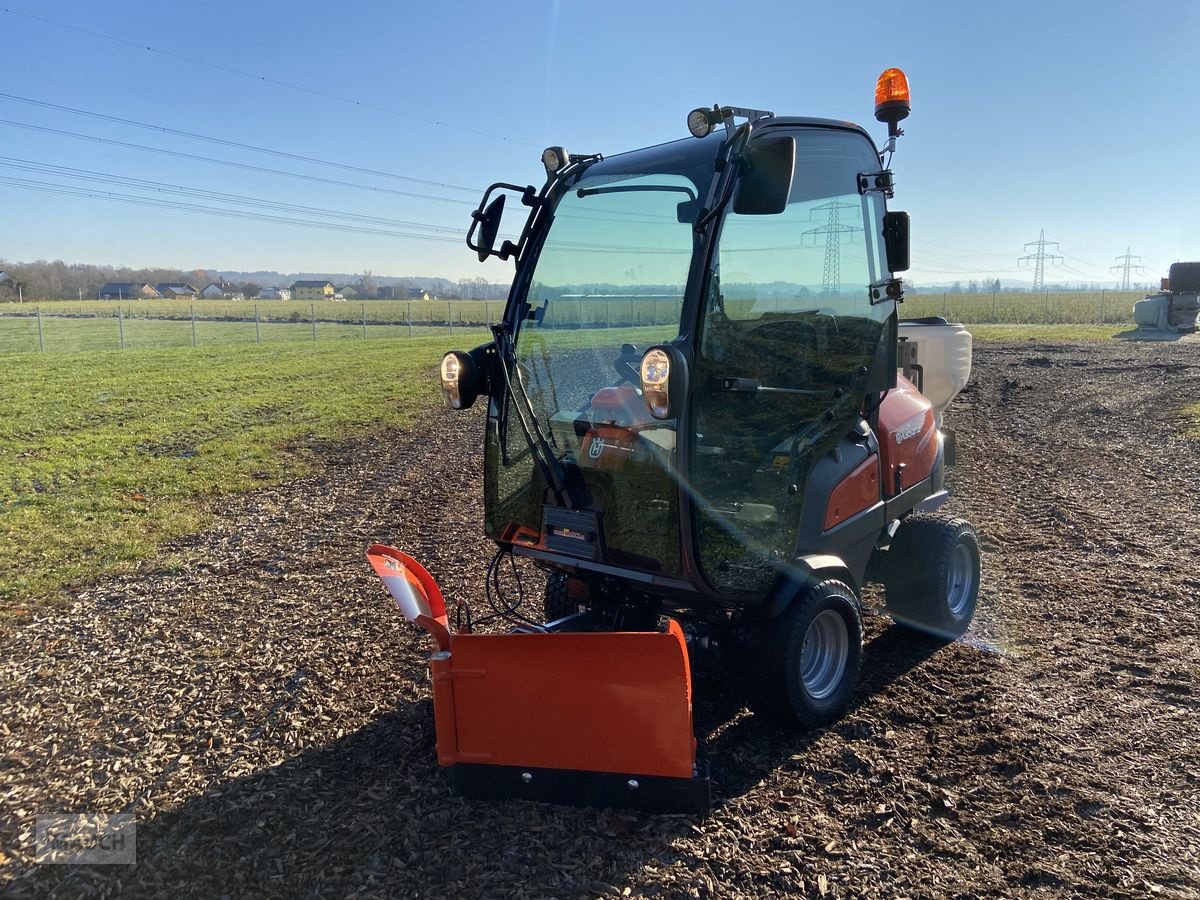 Rasentraktor des Typs Husqvarna P 525DX Kabine mit Winterausrüstung, Neumaschine in Burgkirchen (Bild 17)