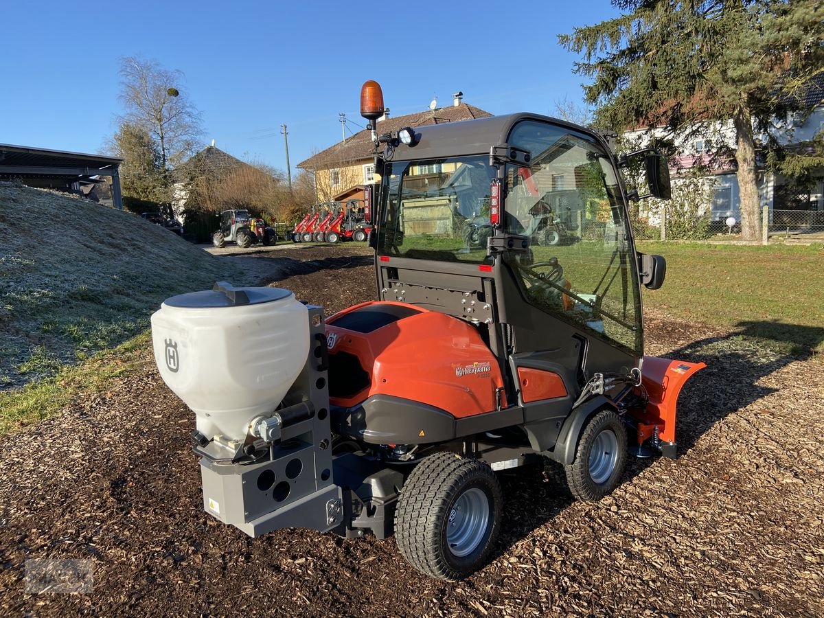 Rasentraktor des Typs Husqvarna P 525DX Kabine mit Winterausrüstung, Neumaschine in Burgkirchen (Bild 14)