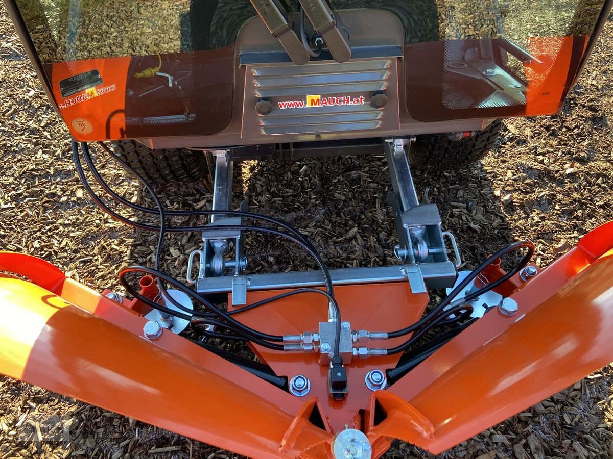 Rasentraktor des Typs Husqvarna P 525DX Kabine mit Winterausrüstung, Neumaschine in Burgkirchen (Bild 19)