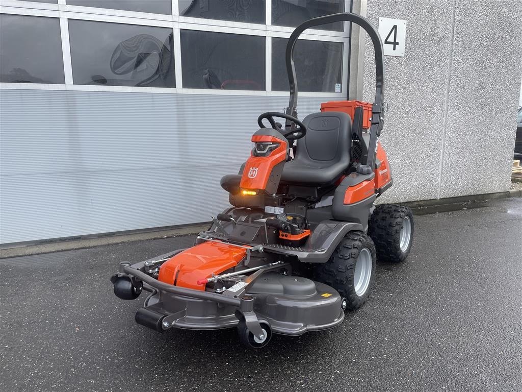 Rasentraktor typu Husqvarna P524 XR fjernstyret Inkl. combi 122 cm klippebord., Gebrauchtmaschine v Holstebro (Obrázek 2)