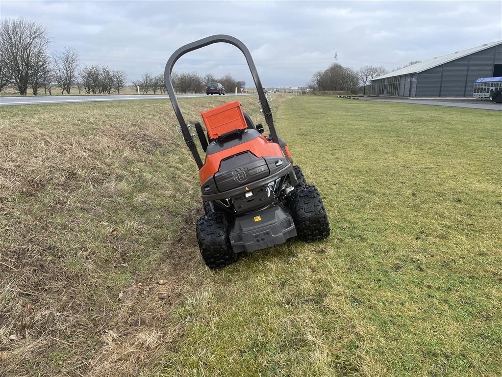 Rasentraktor typu Husqvarna P524 XR fjernstyret Inkl. combi 122 cm klippebord., Gebrauchtmaschine v Holstebro (Obrázek 7)