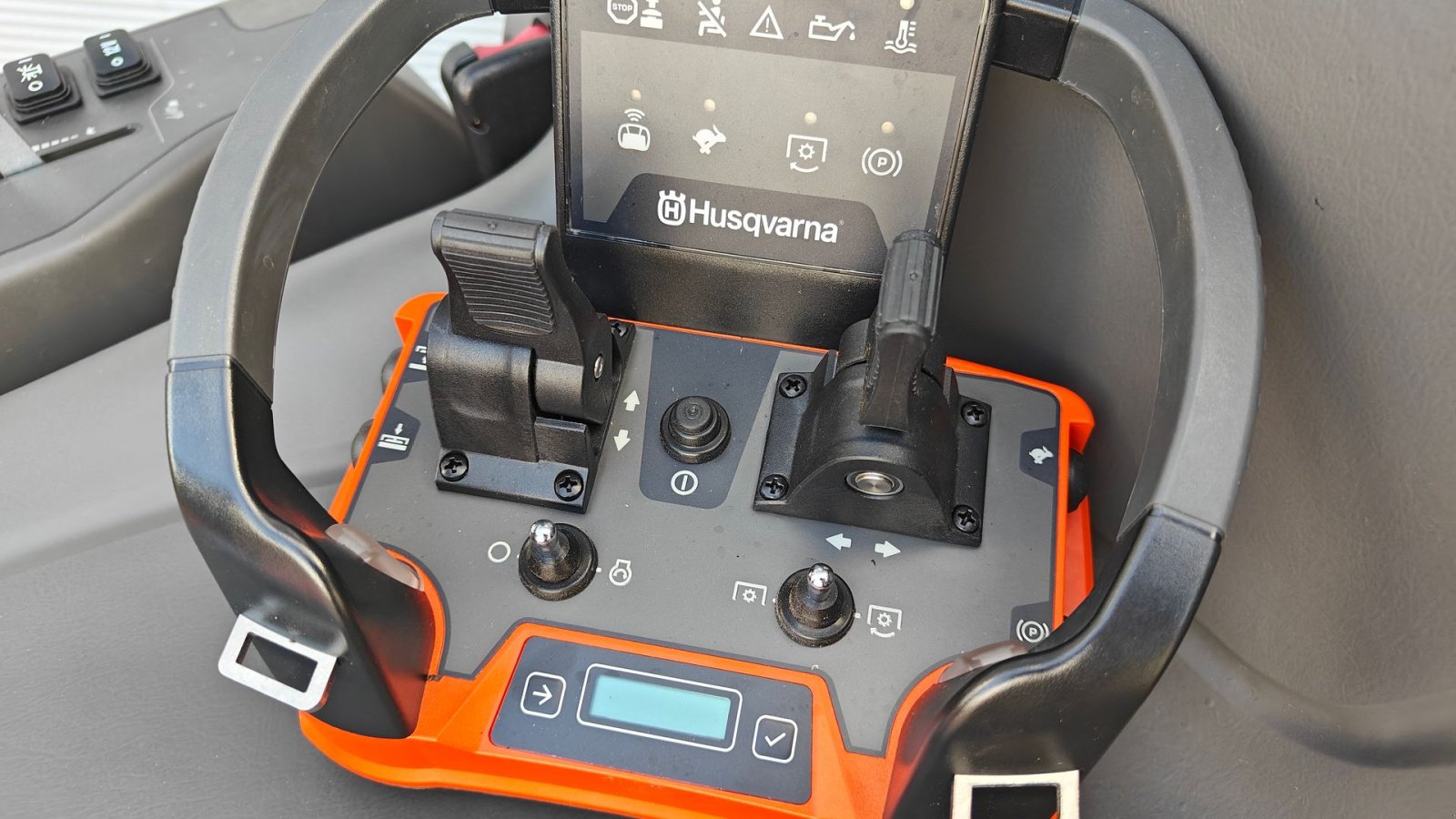 Rasentraktor типа Husqvarna P524 XR fjernstyret, Gebrauchtmaschine в Holstebro (Фотография 2)