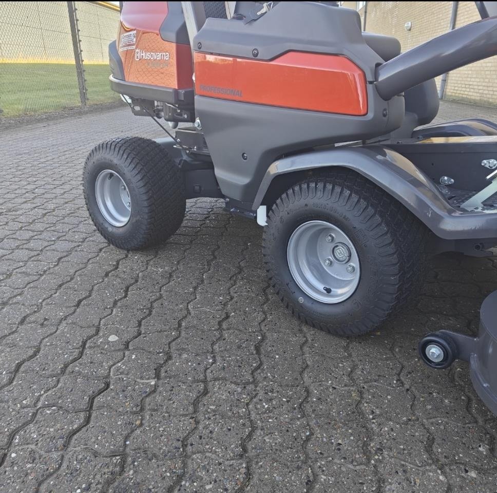 Rasentraktor типа Husqvarna P524EFI, Gebrauchtmaschine в Viborg (Фотография 11)