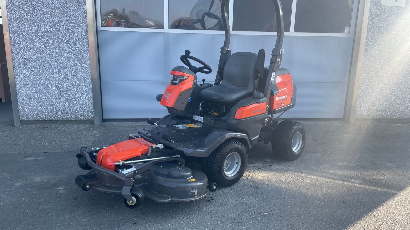 Rasentraktor typu Husqvarna P524X Efi Inkl. 122cm combi klipper, Gebrauchtmaschine v Holstebro (Obrázek 1)