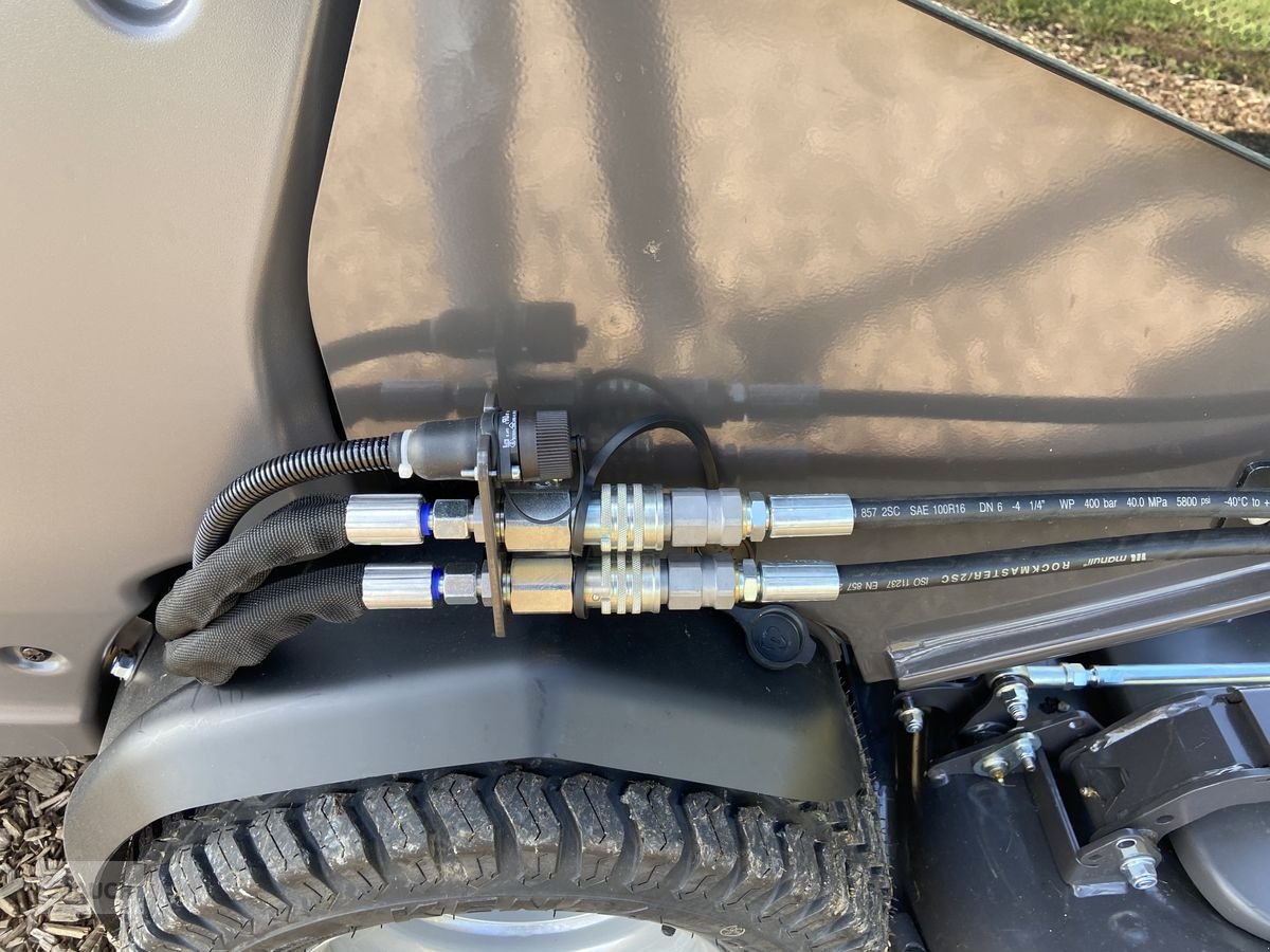 Rasentraktor des Typs Husqvarna P525 DX Kabine mit Mähdeck, Neumaschine in Burgkirchen (Bild 12)