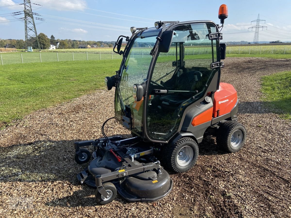 Rasentraktor des Typs Husqvarna P525 DX Kabine mit Mähdeck, Neumaschine in Burgkirchen (Bild 4)