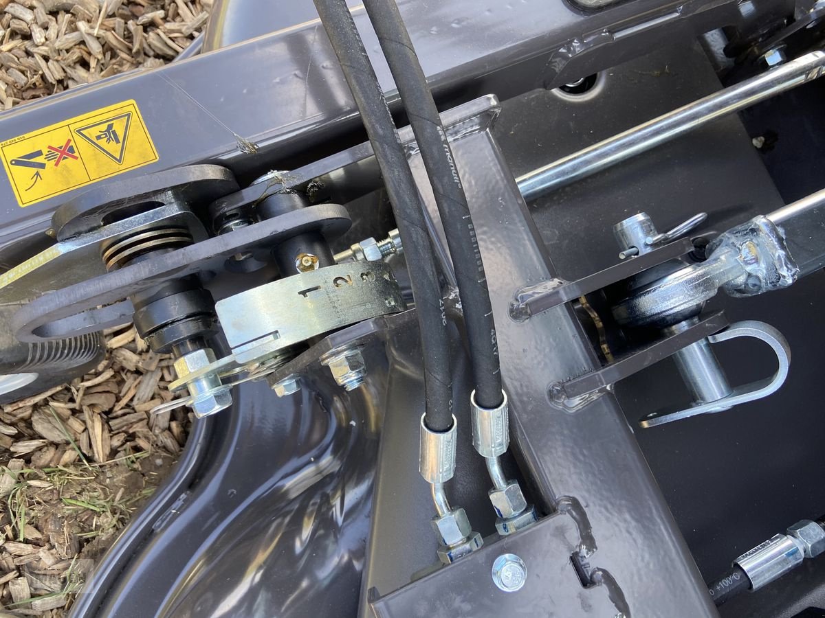 Rasentraktor des Typs Husqvarna P525 DX Kabine mit Mähdeck, Neumaschine in Burgkirchen (Bild 8)