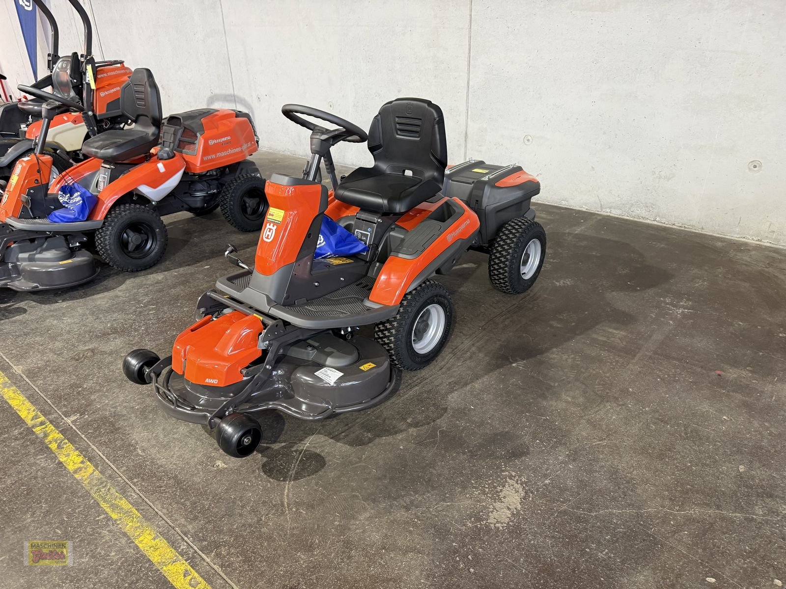 Rasentraktor a típus Husqvarna R  200iX AWD Rider mit Allrad und Elektroantrieb, Neumaschine ekkor: Kötschach (Kép 1)