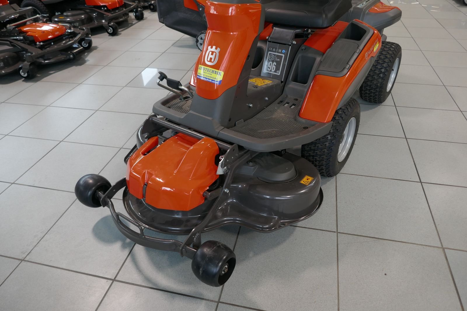 Rasentraktor типа Husqvarna R 200iX, Gebrauchtmaschine в Villach (Фотография 3)
