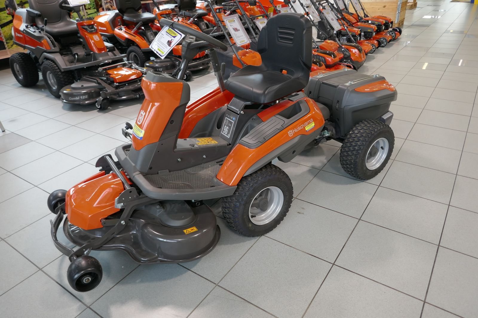 Rasentraktor типа Husqvarna R 200iX, Gebrauchtmaschine в Villach (Фотография 1)