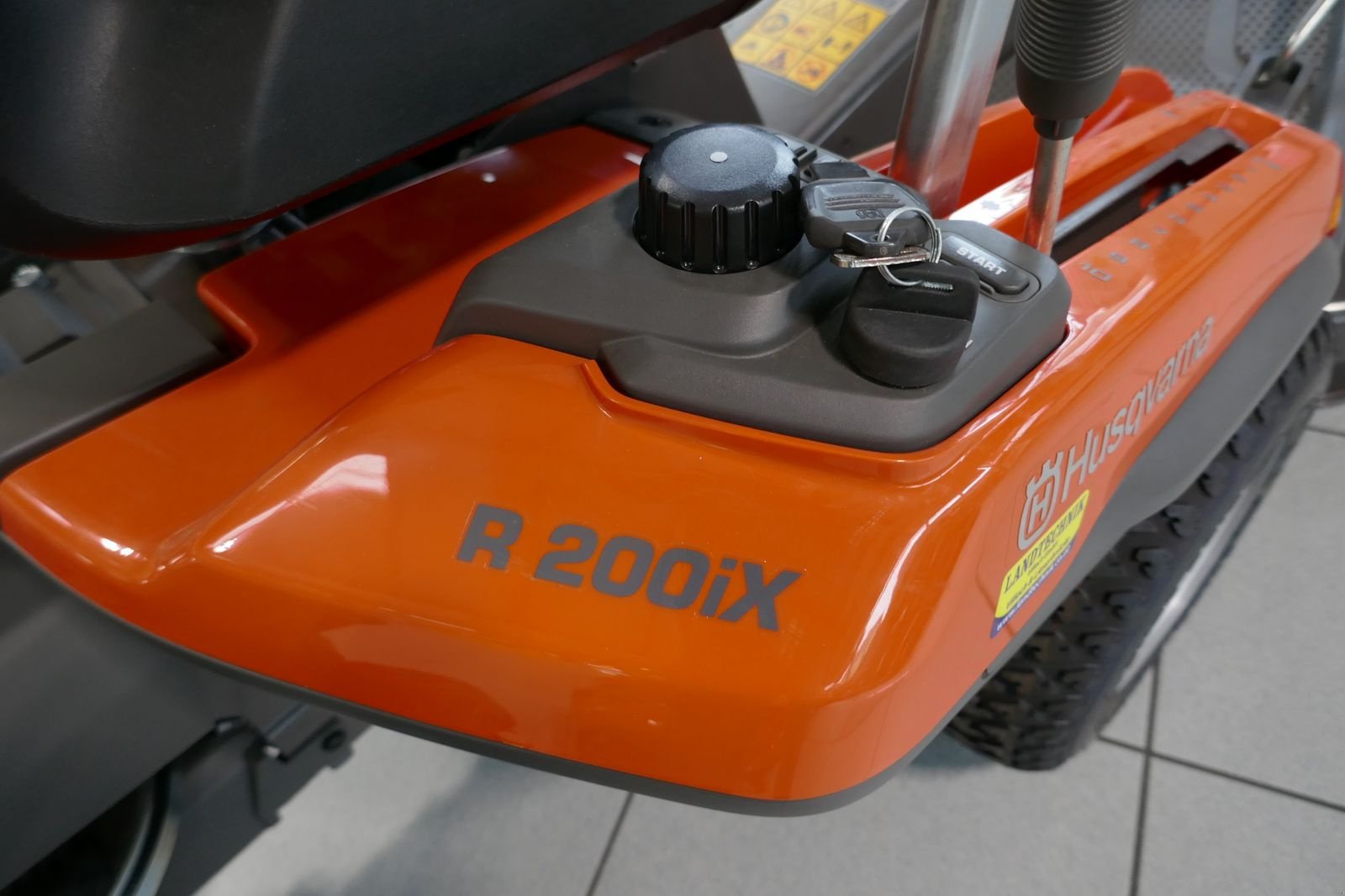 Rasentraktor типа Husqvarna R 200iX, Gebrauchtmaschine в Villach (Фотография 5)