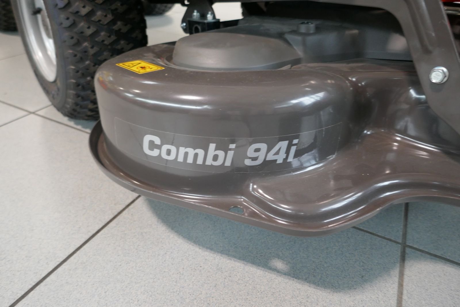 Rasentraktor типа Husqvarna R 200iX, Gebrauchtmaschine в Villach (Фотография 4)