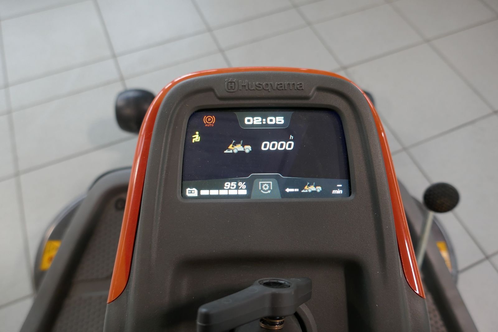 Rasentraktor типа Husqvarna R 200iX, Gebrauchtmaschine в Villach (Фотография 8)