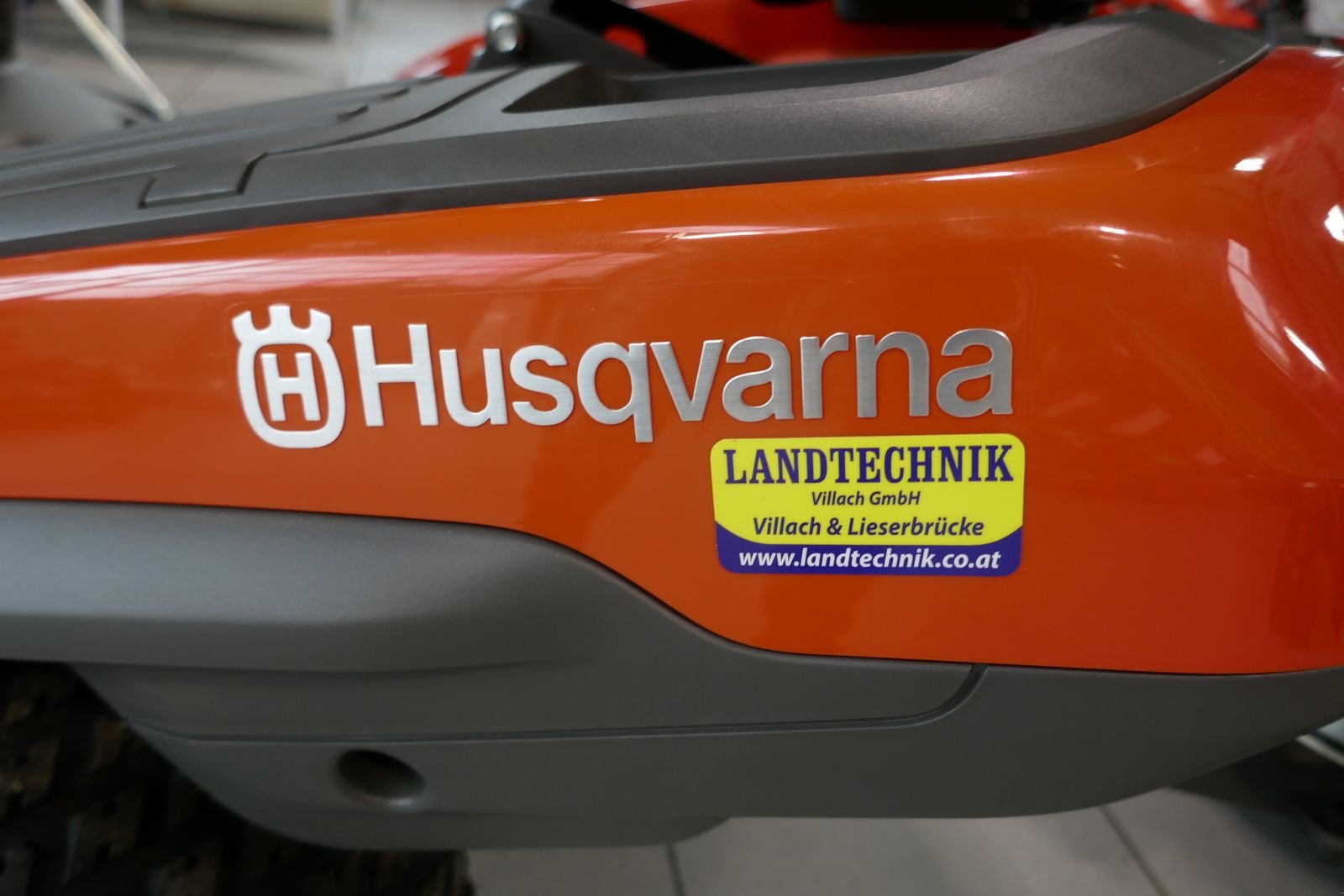 Rasentraktor типа Husqvarna R 200iX, Gebrauchtmaschine в Villach (Фотография 2)
