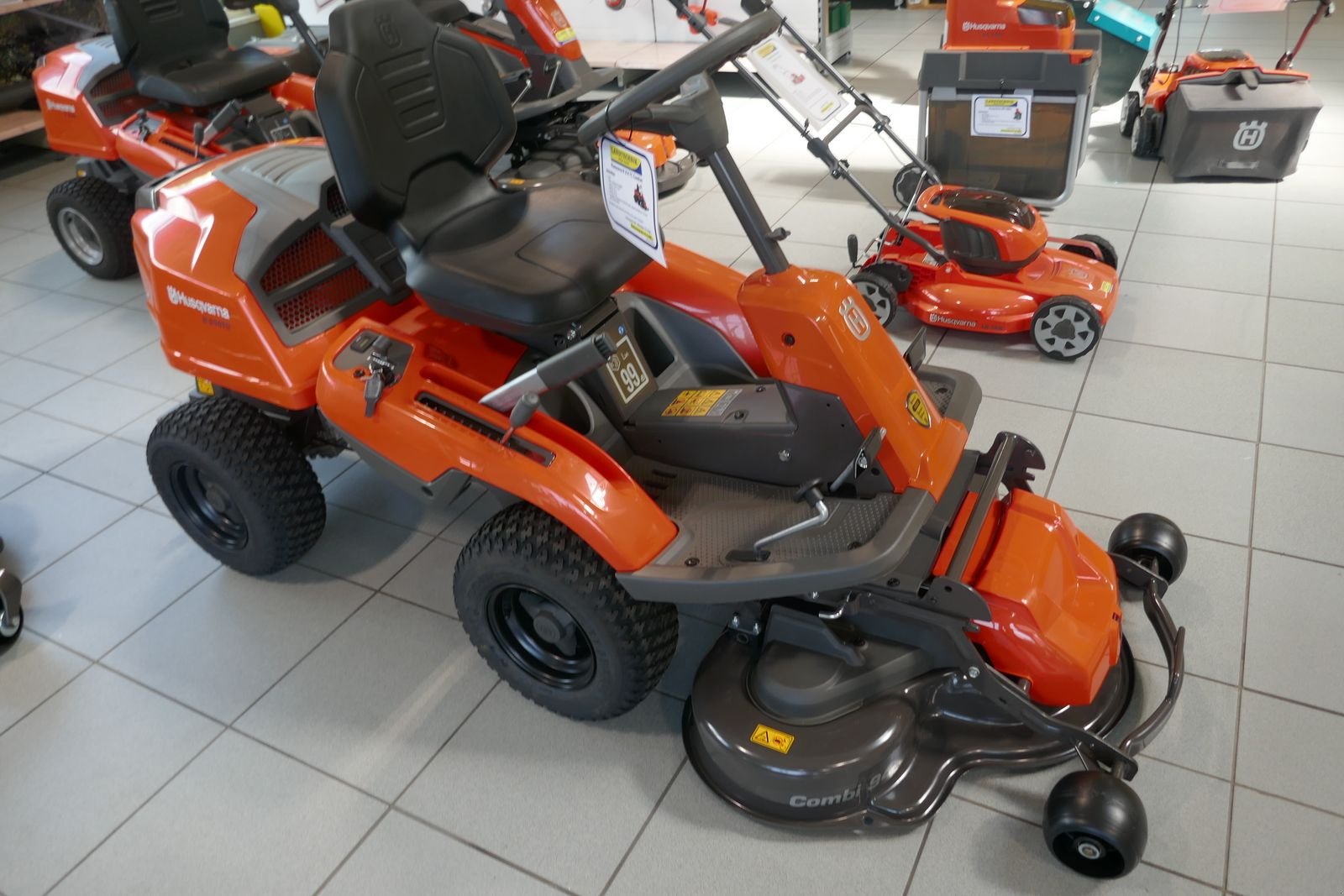 Rasentraktor typu Husqvarna R 214 TC Comfort Edition, Gebrauchtmaschine v Villach (Obrázek 3)